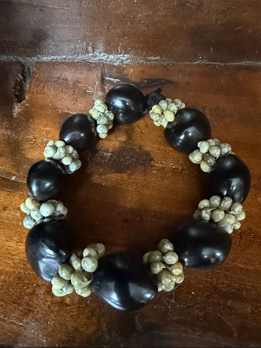 Vintage Intricate Hawaiian Kukui Nut and Mongo Shell Bracelet, stretch